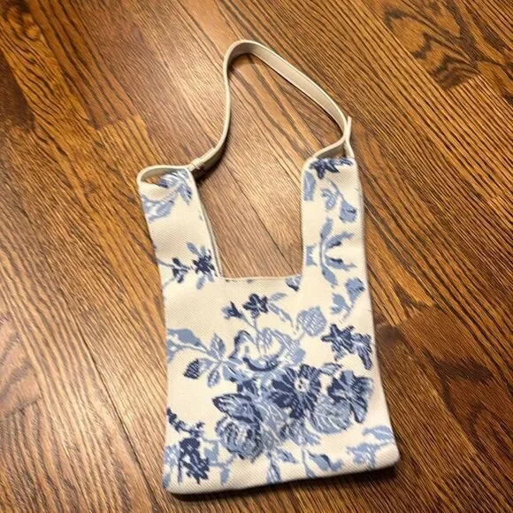 The Lucca Make It Mini Clutch is a knitted bag with a unique unstructured design - Picture 4 of 6